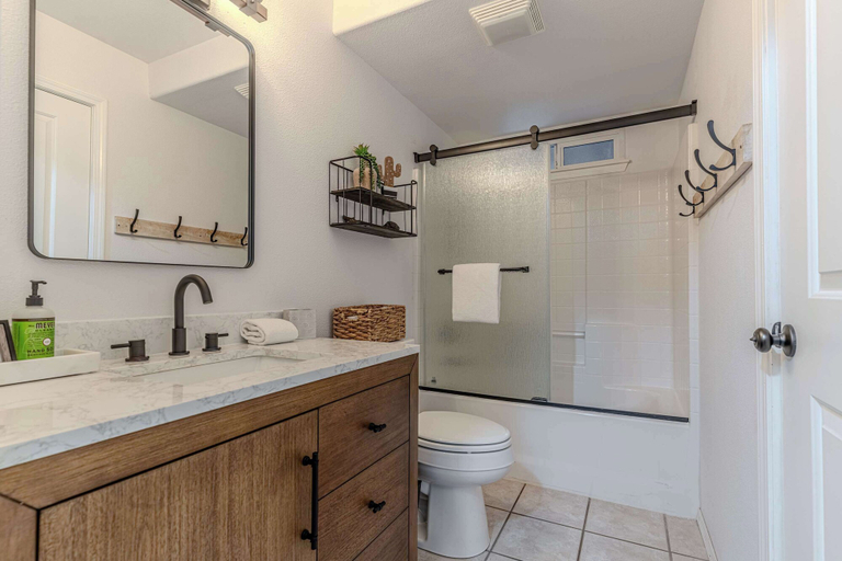 Bathroom, Hot Tub Pool Table Deck With Pilot Butte Views, Deschutes