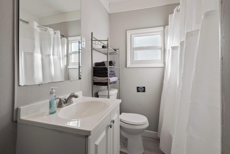 Bathroom, The Cozy Bellows Retreat for 4, Franklin