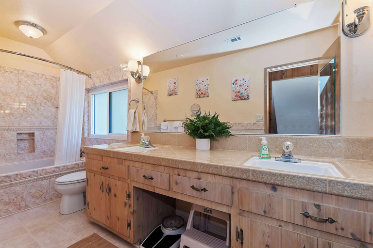 Bathroom 4, Acorn Acres Lake Views for 8, San Bernardino