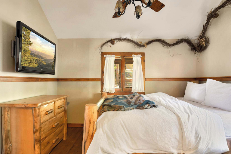 Bedroom 3, Whispering Pines Walk to Bear Mountain!, San Bernardino