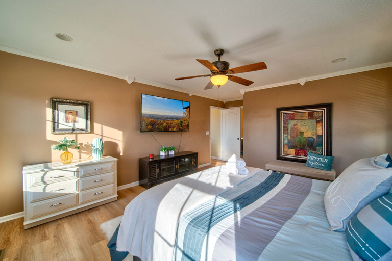 Bedroom 2, Sunset View 3 BDR Close to Downtown!, Gilmer