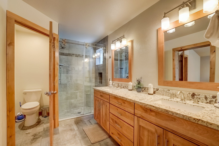 Bathroom 4, Sutter Trail Sparkles - Air Conditioned Large Family Home!, El Dorado