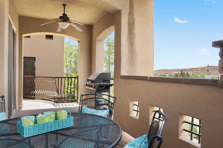 Outdoor dining 4, The View Resort Amenities & Epic Views!, Washington