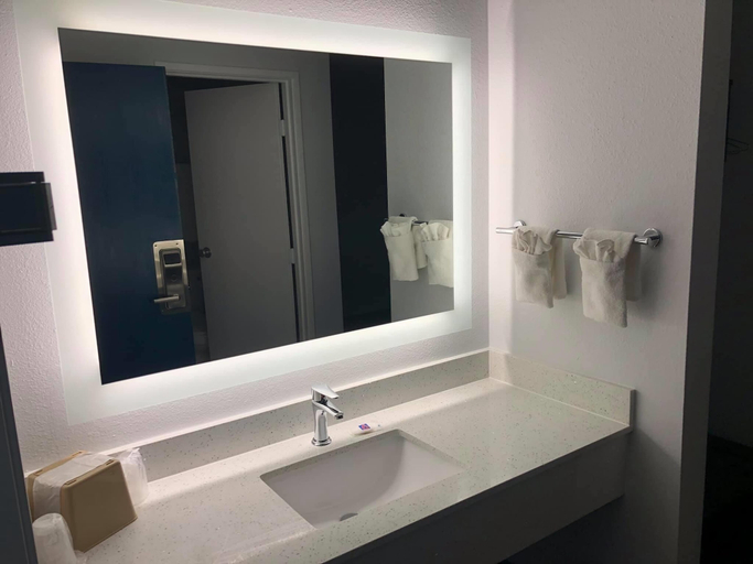 Bathroom 4, Motel 6 Tulsa, OK - CENTRAL, Tulsa