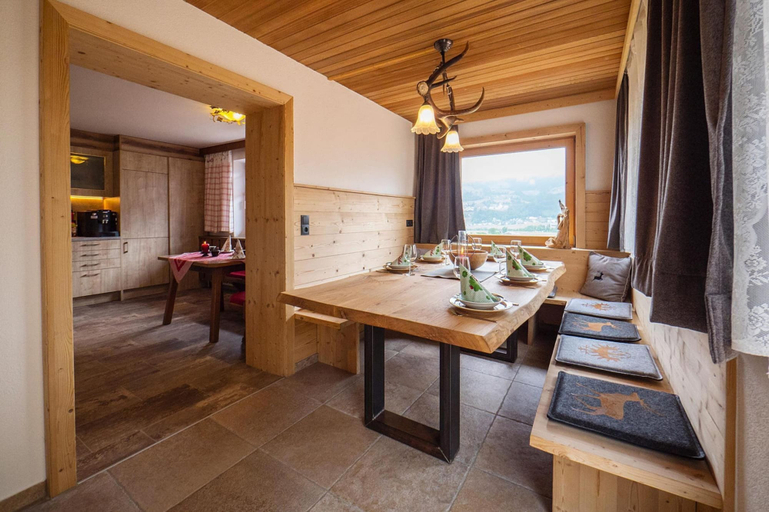 Dining 4, Holiday Home With Sauna, Schwaz