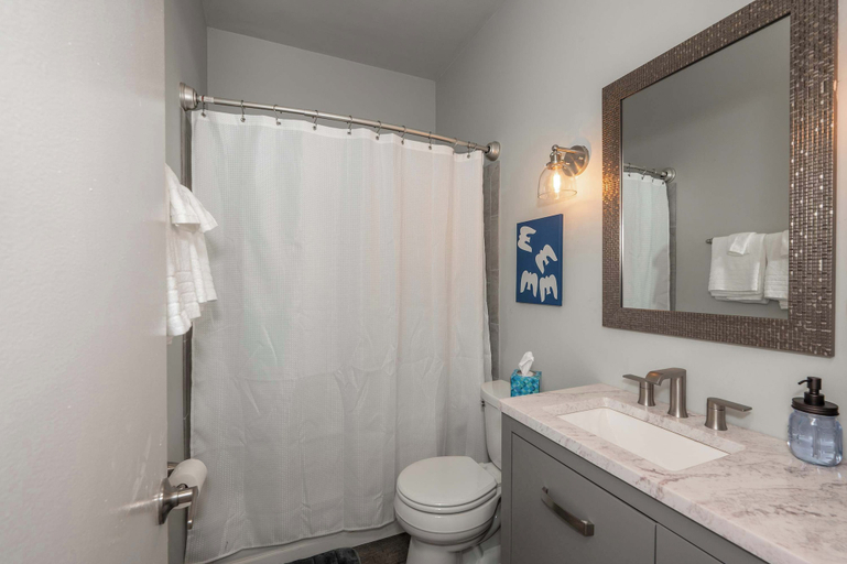 Bathroom, Downtown Covington 2BR Deck Near Weddings, Kenton
