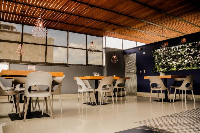 Food & Drinks 4, The Garden Lleras 10, Medellín