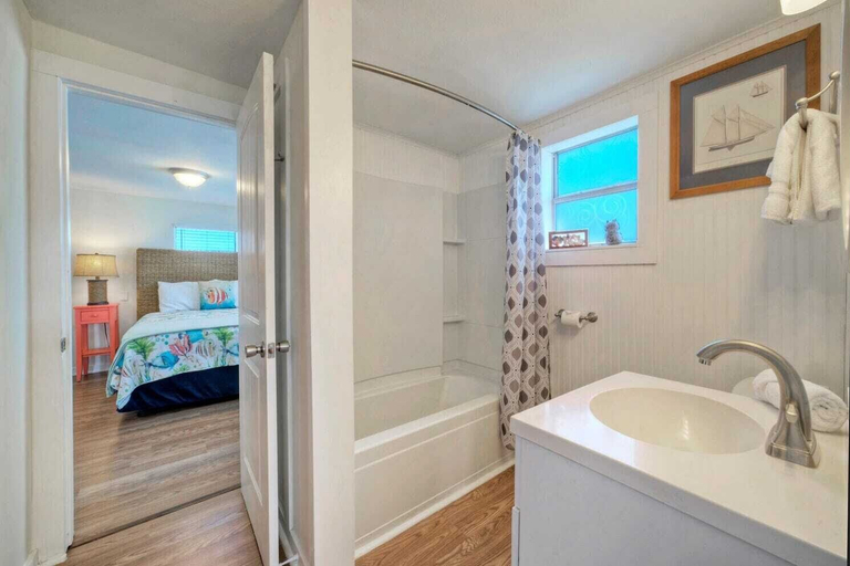Bathroom 5, Rock the Boat by Avantstay 5 Blocks to Beach, Nueces