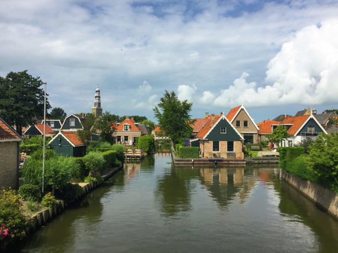 Others 2, Holiday Home in Hindeloopen by Lake, Nijefurd