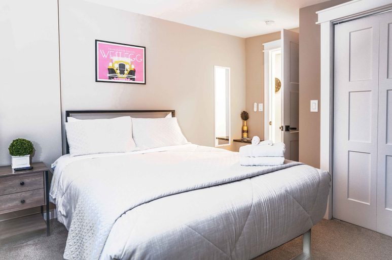 Bedroom 3, Gatsby Theme Near Downtown w Game Room, EV Charger, Walworth