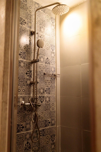 Bathroom 4, ReRe Hostel, Phra Nakhon