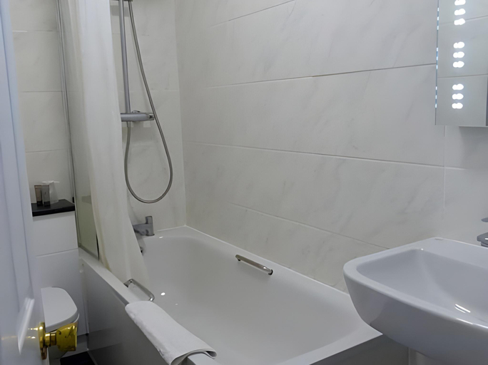 Bathroom 4, Farnham House Hotel, Surrey