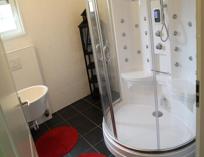 Bathroom 3, Nice House near River, Wierden