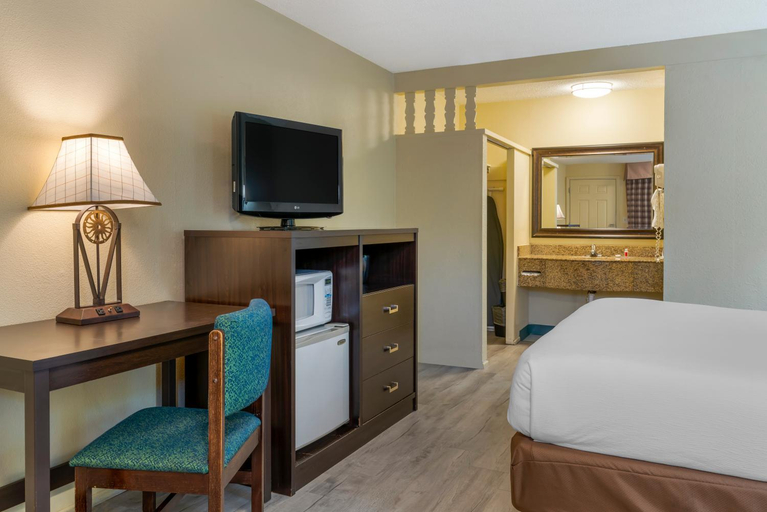 Bedroom 3, University Inn and Suites Eugene, Lane