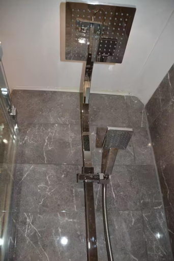 Bathroom 4, Stunning 1BR Apt in Central Cheltenham, Gloucestershire