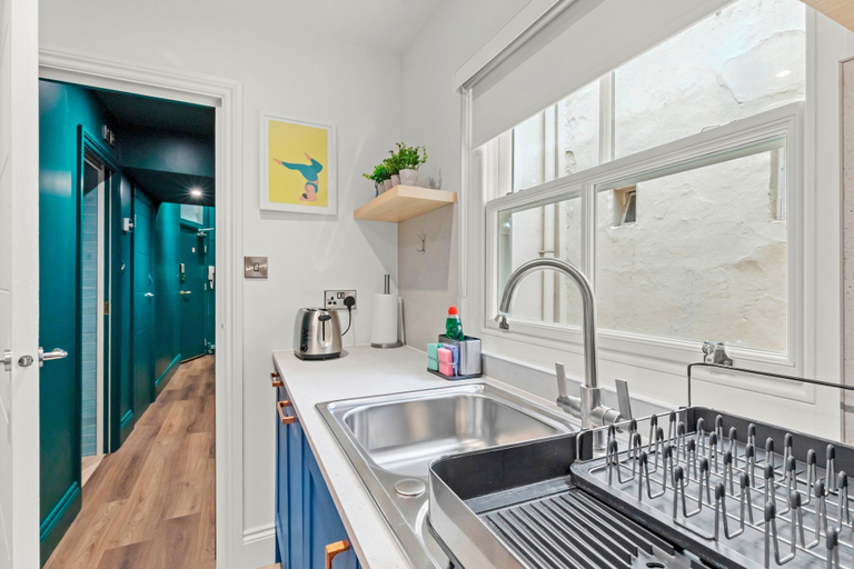 Room 3, Coastal Breeze With Seaview By My Getaways, Brighton and Hove