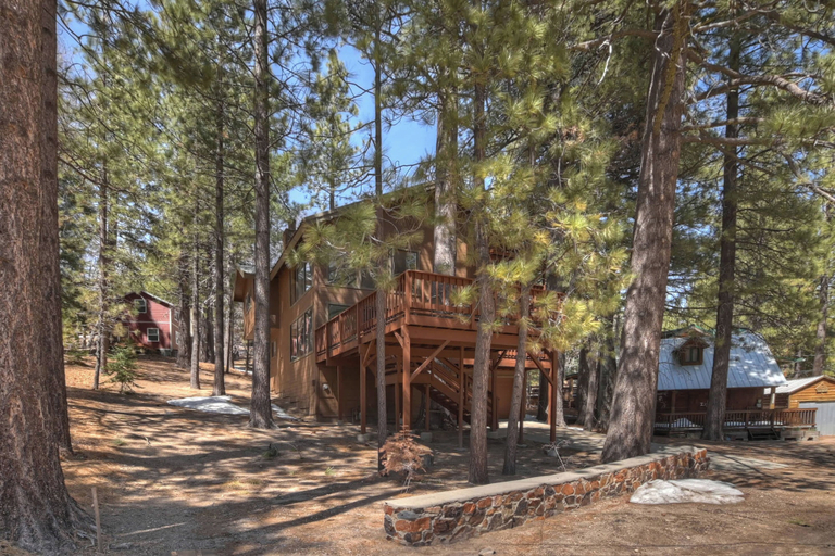 Exterior & Views 2, Tres Patos - Lakefront Stay for 8, San Bernardino