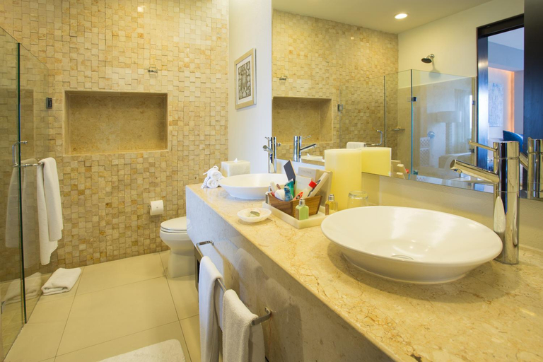 Bathroom 4, Marival Distinct Residences & Spa - Handwritten Collection, Compostela