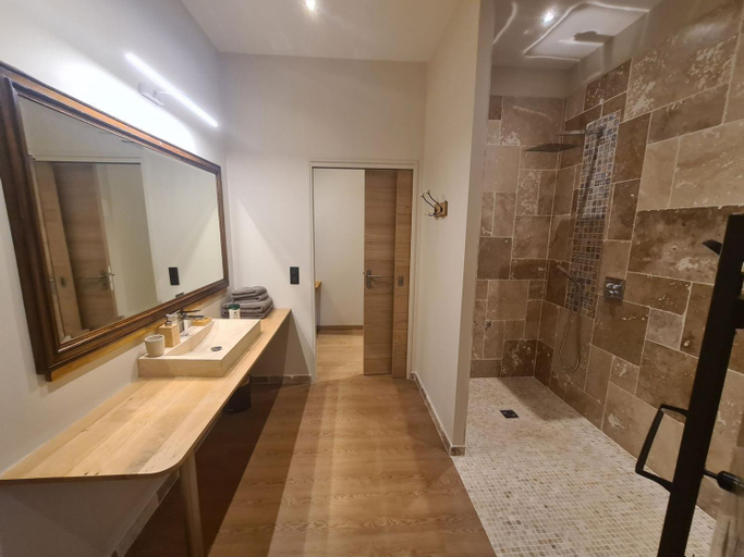 Bathroom 3, Chambre Amedee PMR chic avec Wi-Fi et petit dejeuner inclus, Loiret