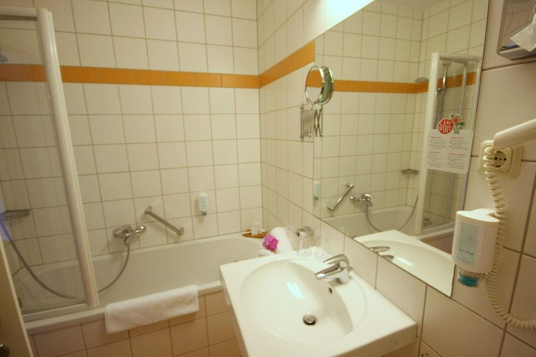 Bathroom 4, Werzers Seehotel Wallerwirt, Klagenfurt Land