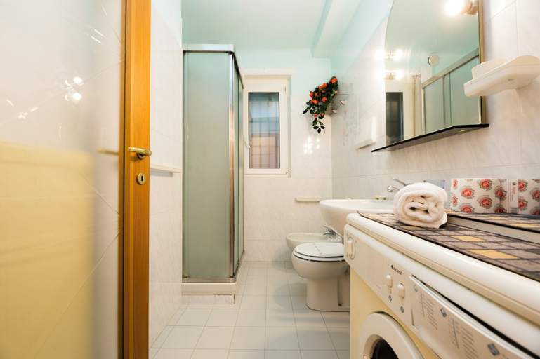 Bathroom 4, Bright Flat with Terrace near the Beach, Genova