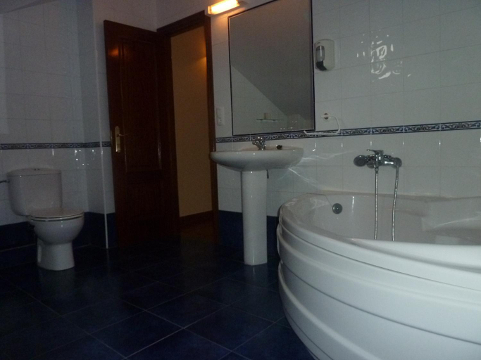 Bathroom 2, Hotel Apartamentos La Hortona, Asturias