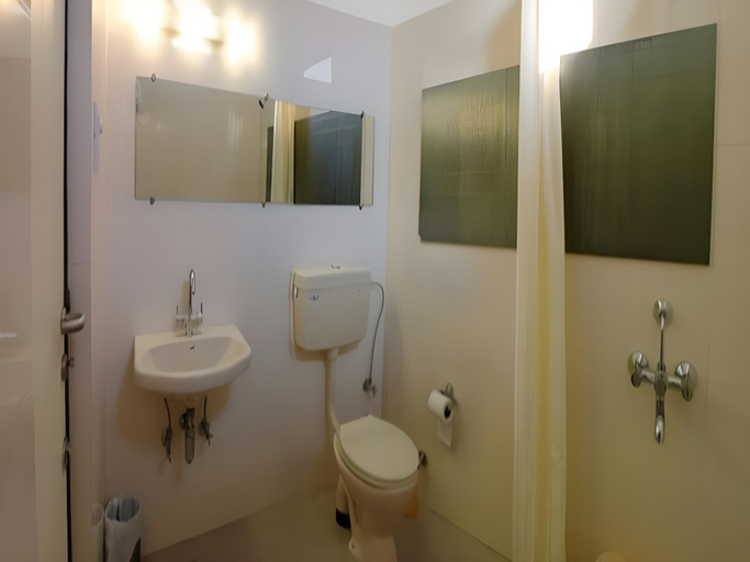 Bathroom, Hotel Lara India, Varanasi