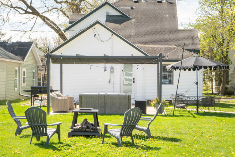 Exterior & Views 2, Magnolia Manor - Remodeled Home Near Downtown, Walworth