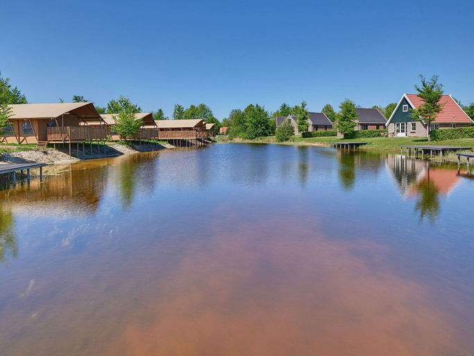 View from property 3, Lovely Tent with Kitchen & Bathroom Located near Pond, Noordoostpolder