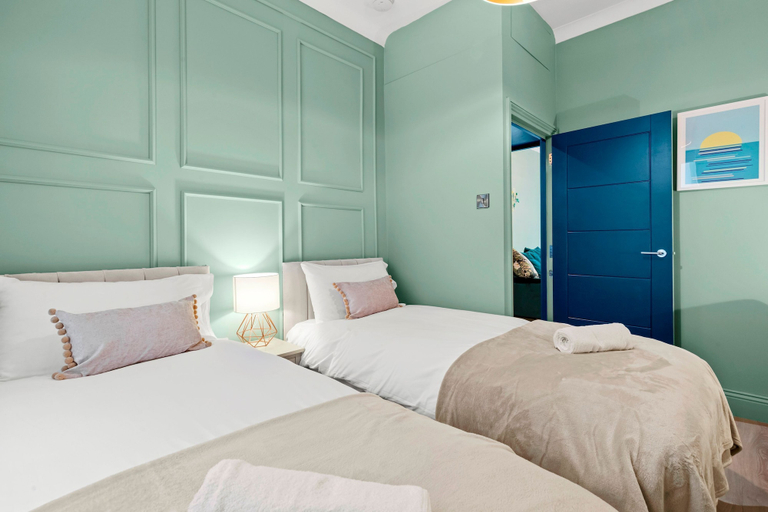 Room 5, Coastal Breeze With Seaview By My Getaways, Brighton and Hove