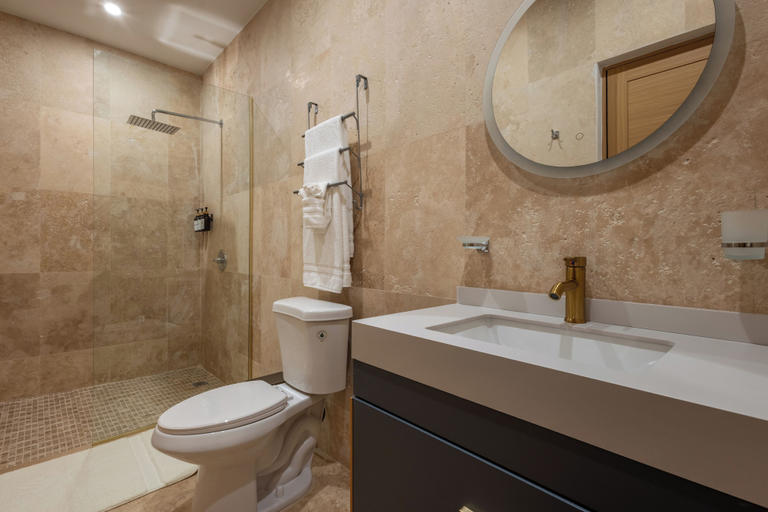 Bathroom 4, Anchors Hotel