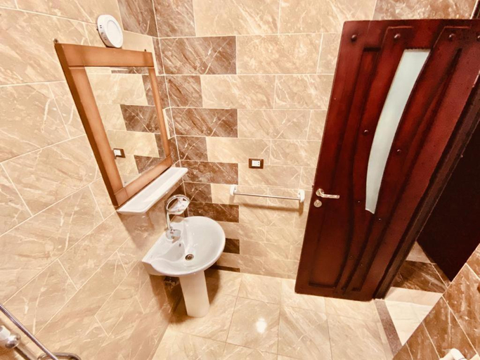 Bathroom 3, The Castle Hotel & studios, Sant Katrin