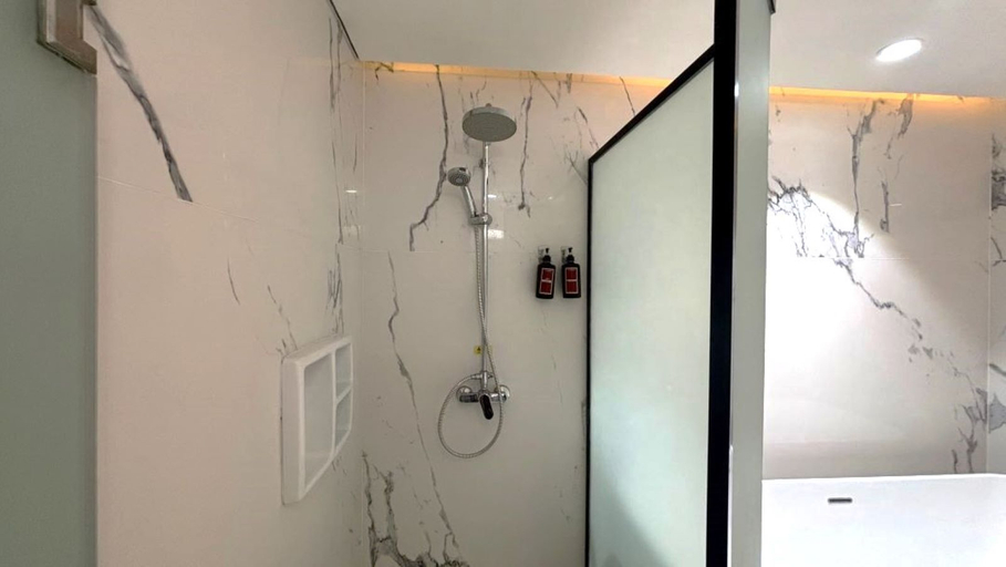 Bathroom 14