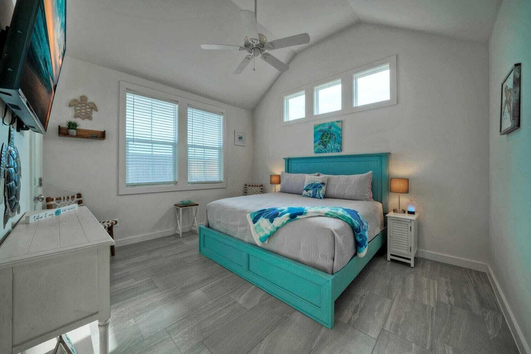 Bedroom 3, A Crazy Beach by Avantstay Steps to Old Town, Nueces