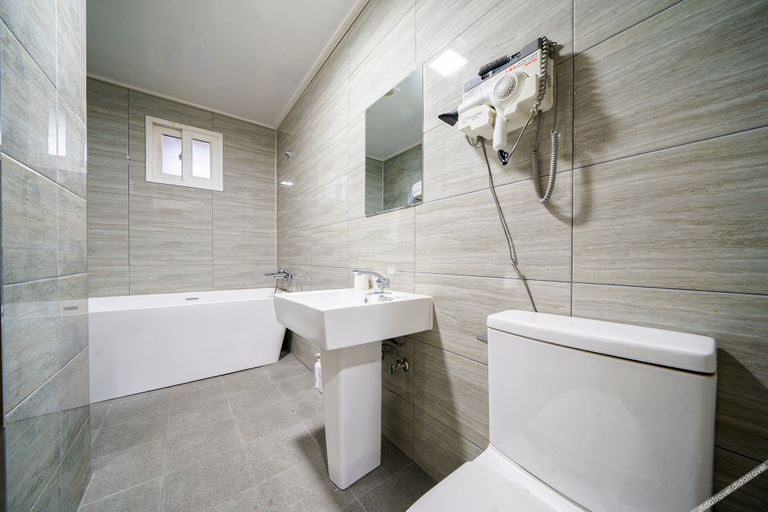 Bathroom 3, Pandora Hotel, Jung
