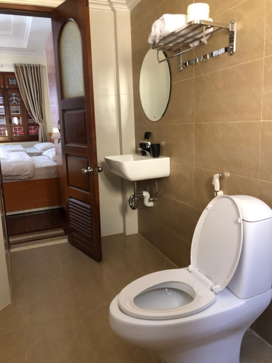 Bathroom, Maya Homestay , Huế