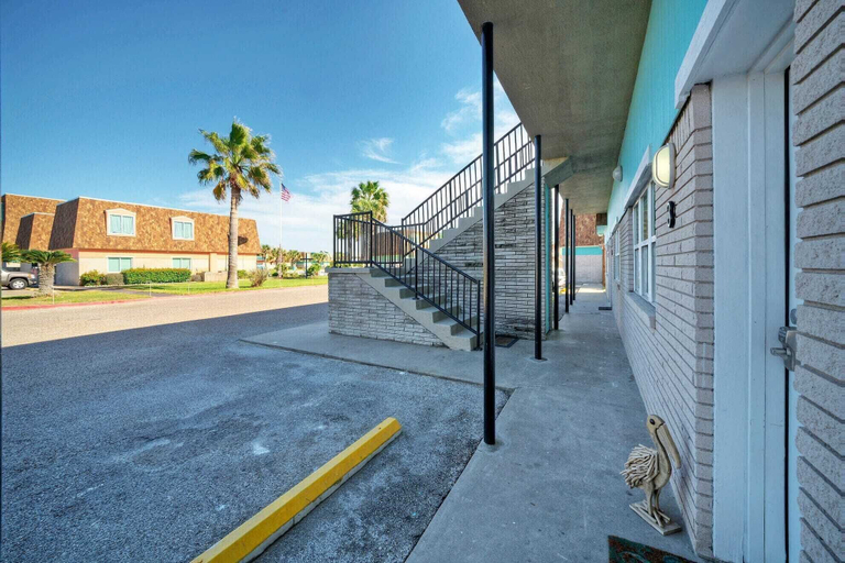 Exterior & Views 2, Beach Boardwalk Access, 2 Pools, Pickleball/tennis Beach Bliss by Avantstay, Nueces