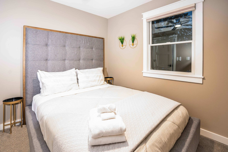 Bedroom 4, Gatsby Theme Near Downtown w Game Room, EV Charger, Walworth