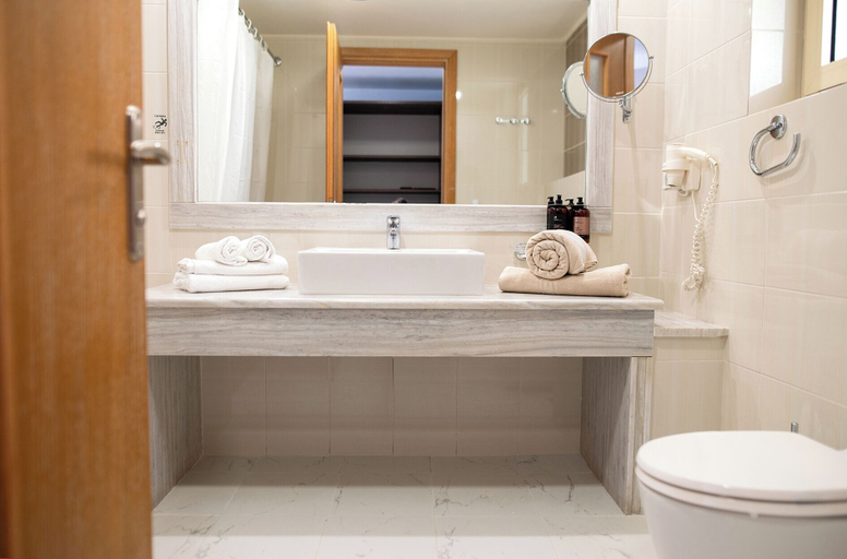 Bathroom 5, Grand Blue Beach Hotel, South Aegean