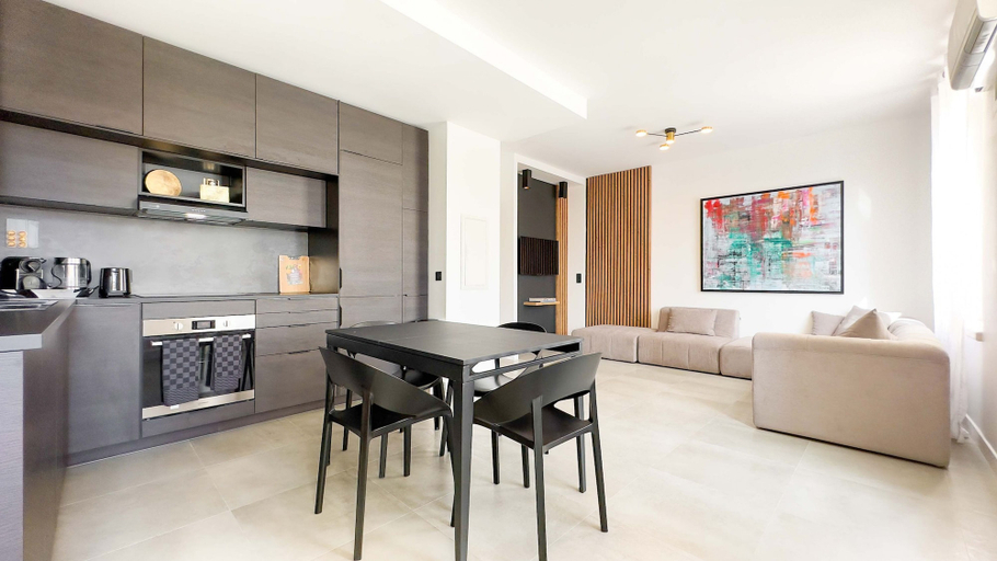 Room 2, 100 Le Riviera in Cannes, Alpes-Maritimes