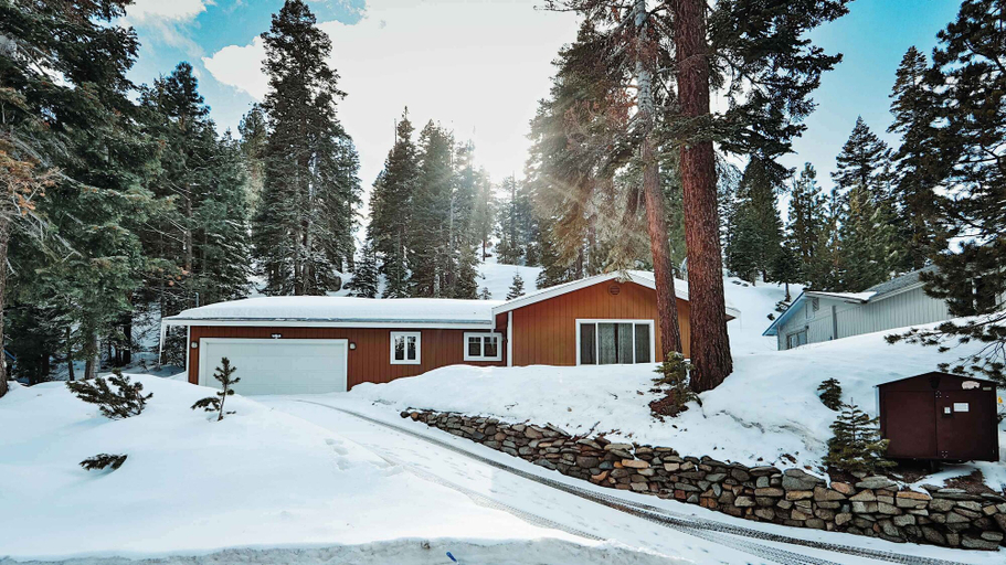 Exterior & Views, Tahoe Trail Retreat Steps From the TRT, Douglas