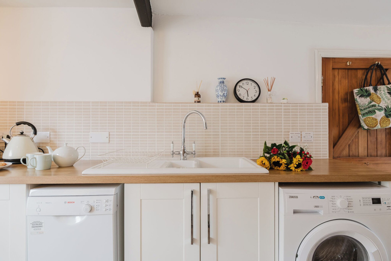 Shared kitchen, Cozy Cotswolds Retreat in Dursley, Gloucestershire