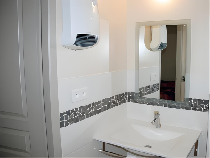 Bathroom 1, Le Maray, Gard