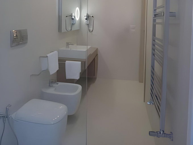 Bathroom 3, Soglow Business Class Aparthotel, Bari