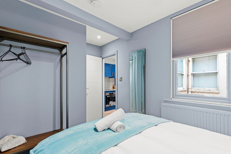 Room 2, Coastal Breeze With Seaview By My Getaways, Brighton and Hove