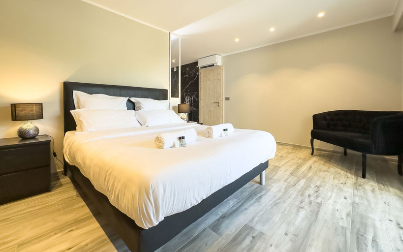 Room 4, 201 Le First in Cannes, Alpes-Maritimes