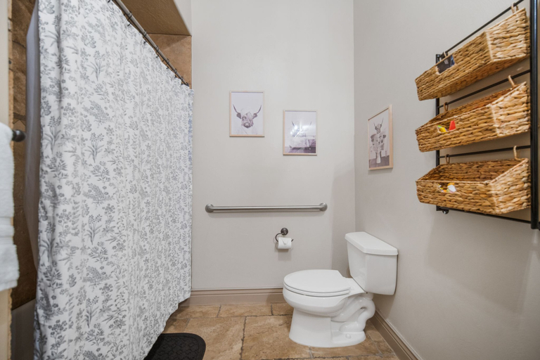 Bathroom 4, Poolside Retreat Directly Across From Pool!, Washington