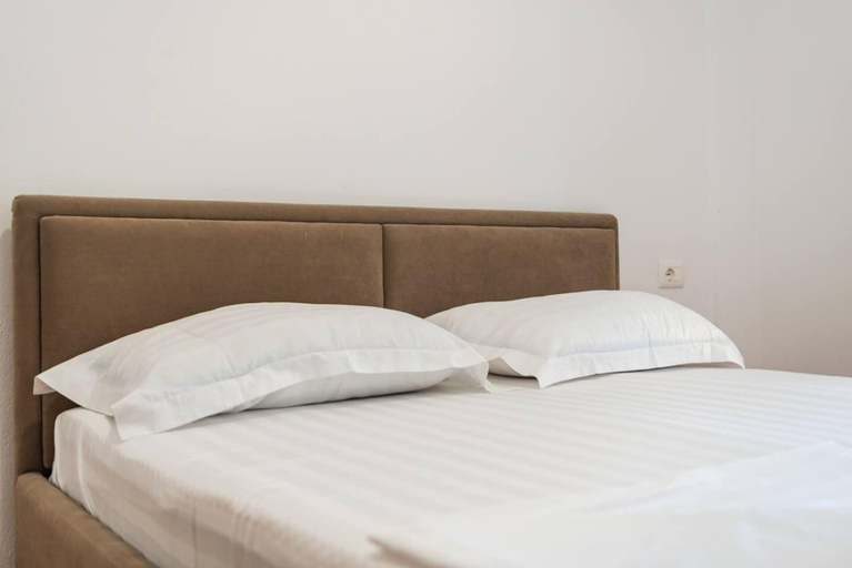 Room 5, Sunny Balcony Stay Walk to Golem Beach, Kavajës