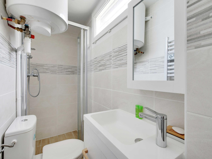 Bathroom, Charming Studio for 2 - Near Voltaire 11th Arr. Town Hall, Paris, Paris