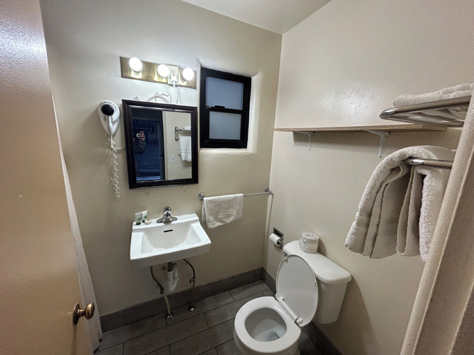 Bathroom 4, Motel 6 Williams AZ Historic Route 66 GA, Coconino